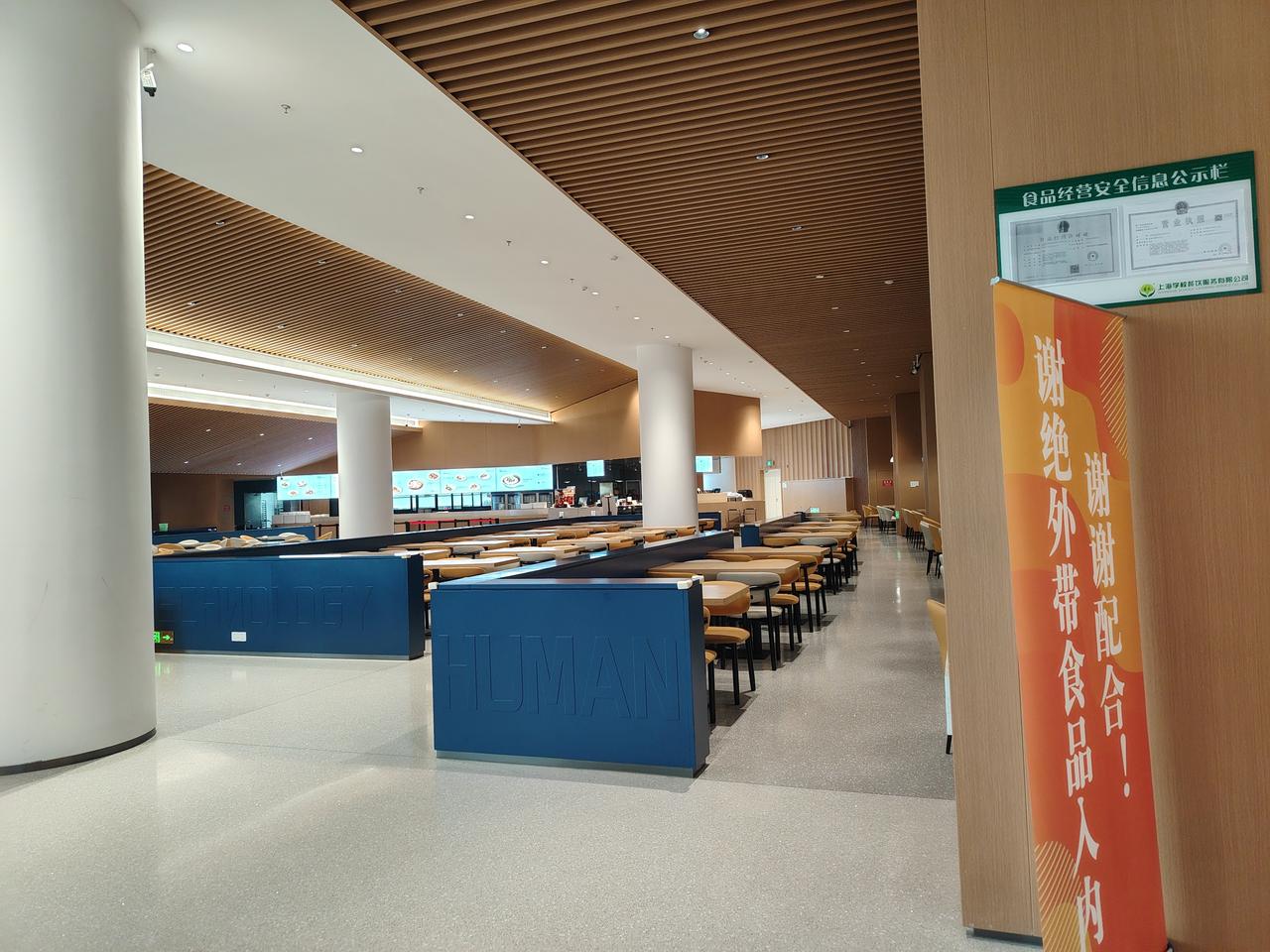 外地人本地人的边界，一点点被挑破。就说换身份证吧，原来规定必须到户口所在地换。但