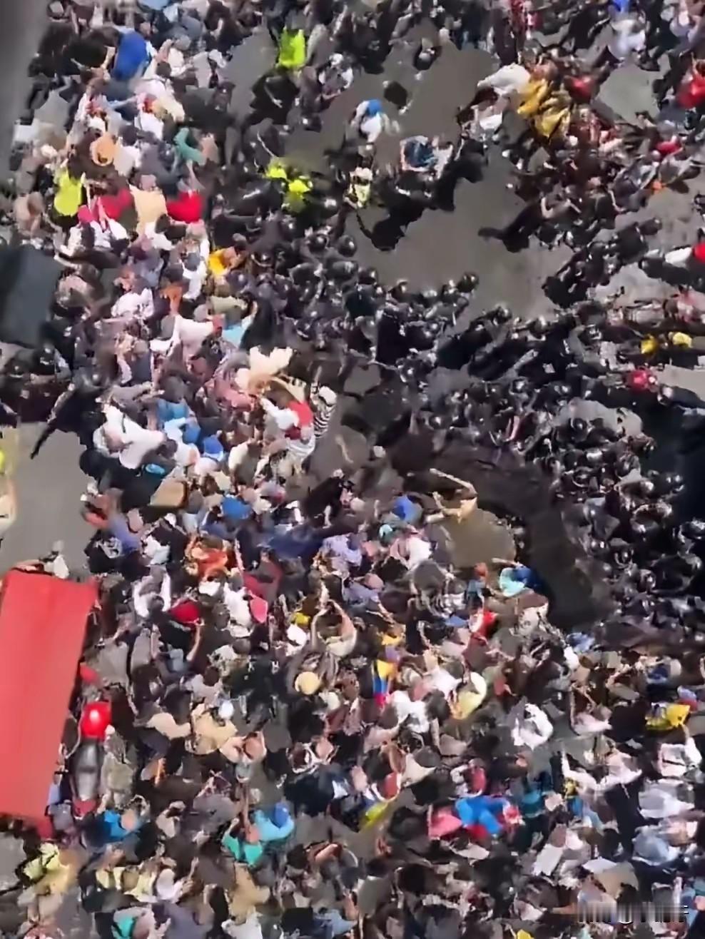 委内瑞拉彻底乱套了！民众直接冲进总统府，场面彻底失控！罗德里格斯以为靠着美国撑腰