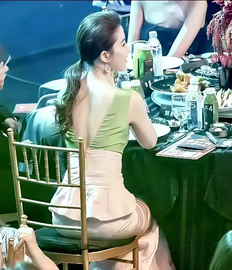 85%的女明星，重要场合都戴假发。
我仔细看了刘亦菲最近的生图。
高清镜头下，发