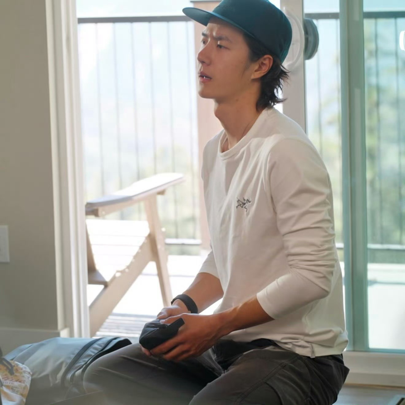 出门收拾行李了还在吵架，你哭了他忍着火