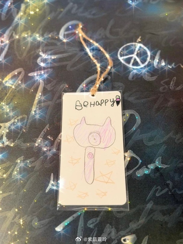 【On.cc】周柏豪為擁抱測試加送仔女自製書籤：我又哭了歌手周柏豪日前為宣傳新曲