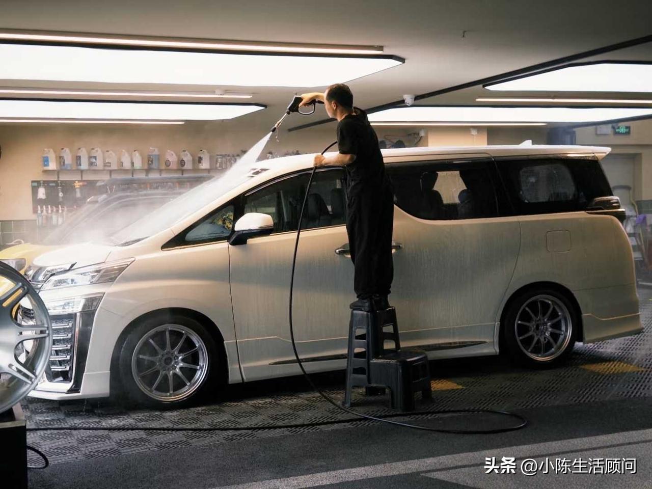 现在的洗车店都喜欢开在商超地下停车场吗？每次去超市路过那档口都拦着我问要不要洗洁