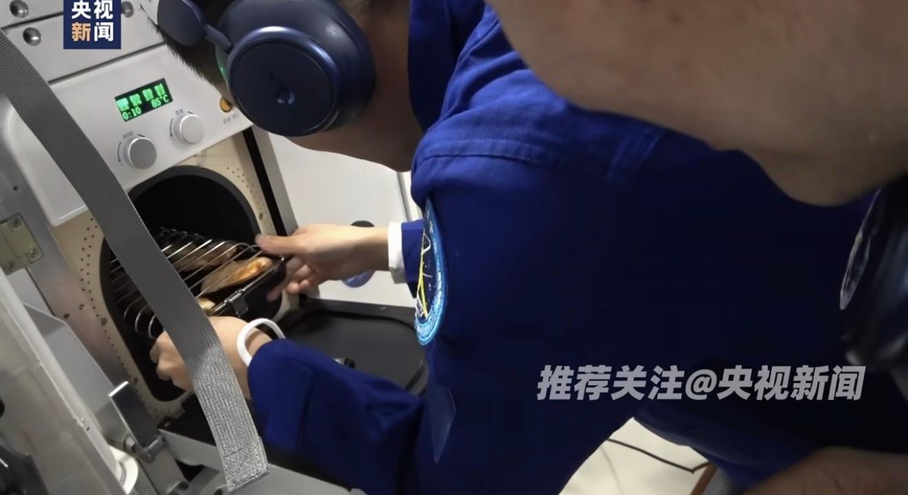 中国空间站可以吃烧烤了悬浮式烧烤，不用翻面，看成品考的挺不错。国际空间站2031