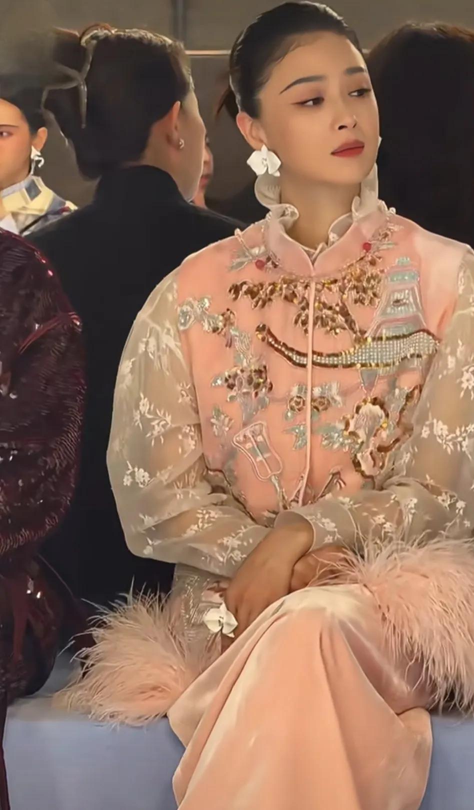 蒋欣好漂亮，这套衣服好看。好贵气的华妃娘娘。喜欢蒋欣的演技[赞]