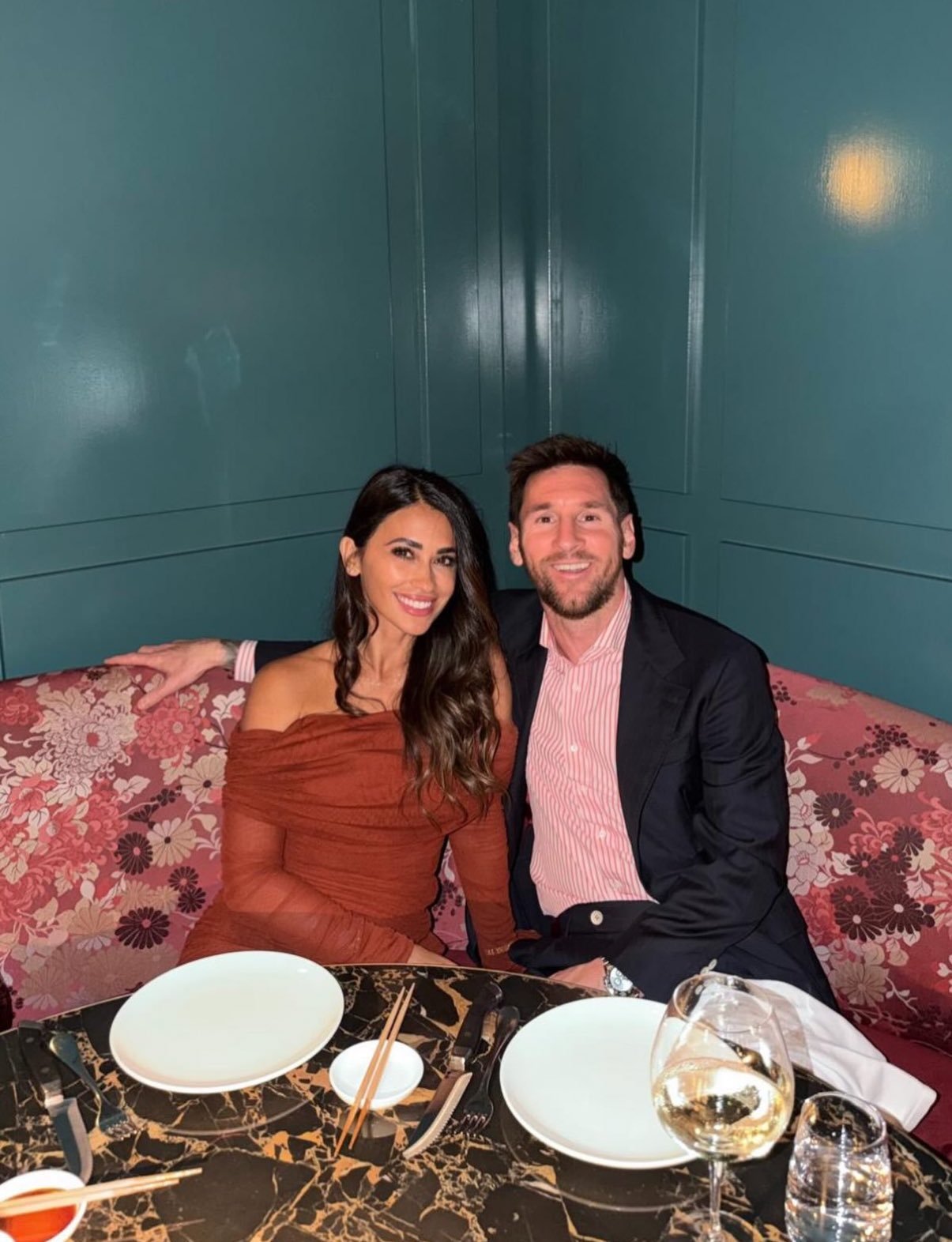 梅西作客播客节目《Miro de Atrás》被问是如何求婚的“实际上我们在一起