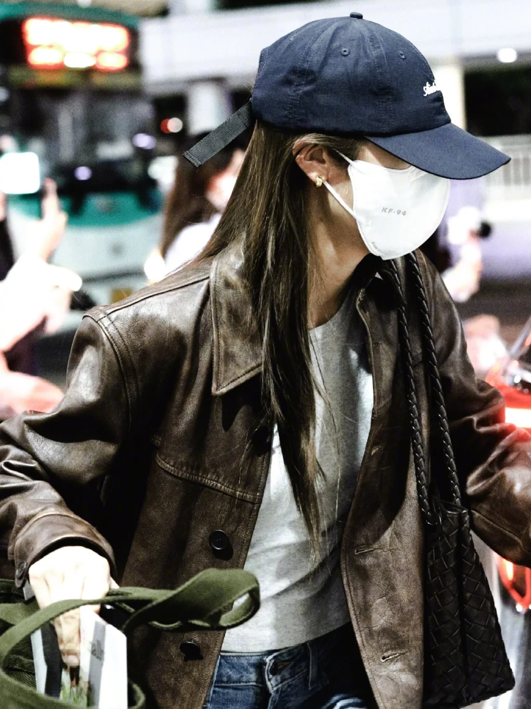 这就是大美女自带的氛围感吧～郑秀晶Krystal机场私服