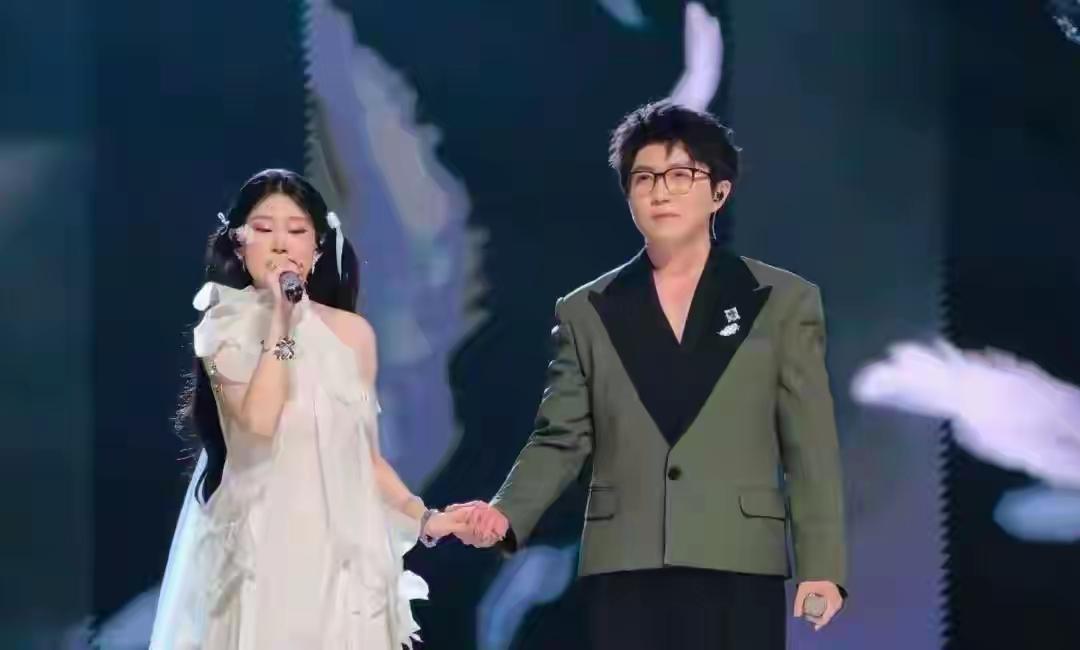 1月娱乐圈频出大瓜：小沈阳女儿沈佳润跨年搭档毛不易演唱跑调抢拍，遭舆论质疑后发文