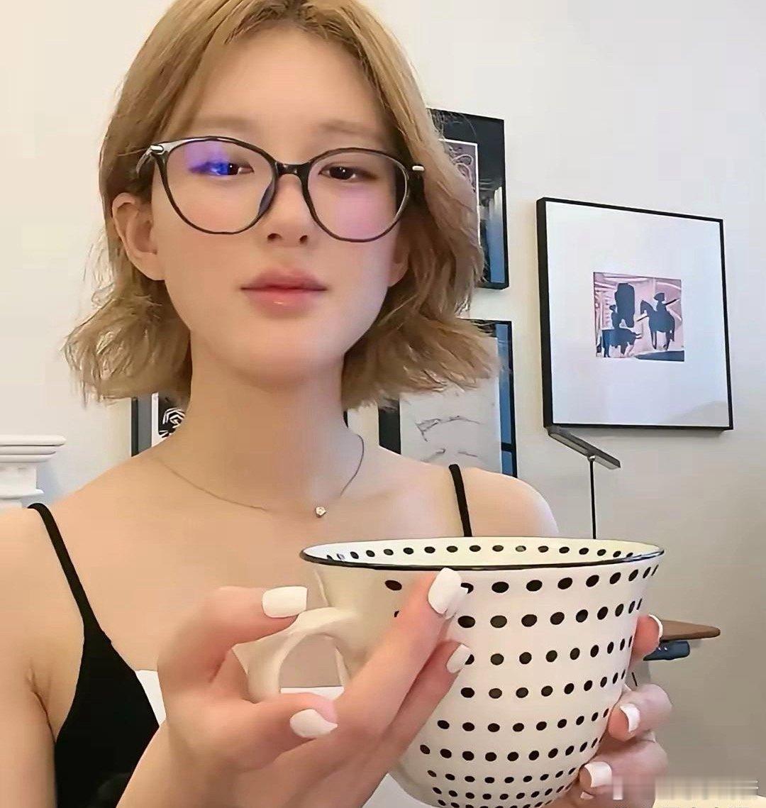 有个自称赵露思高中同学的网友站出来给赵露思发声了说她虽然成绩挺烂的，也不聪明，但