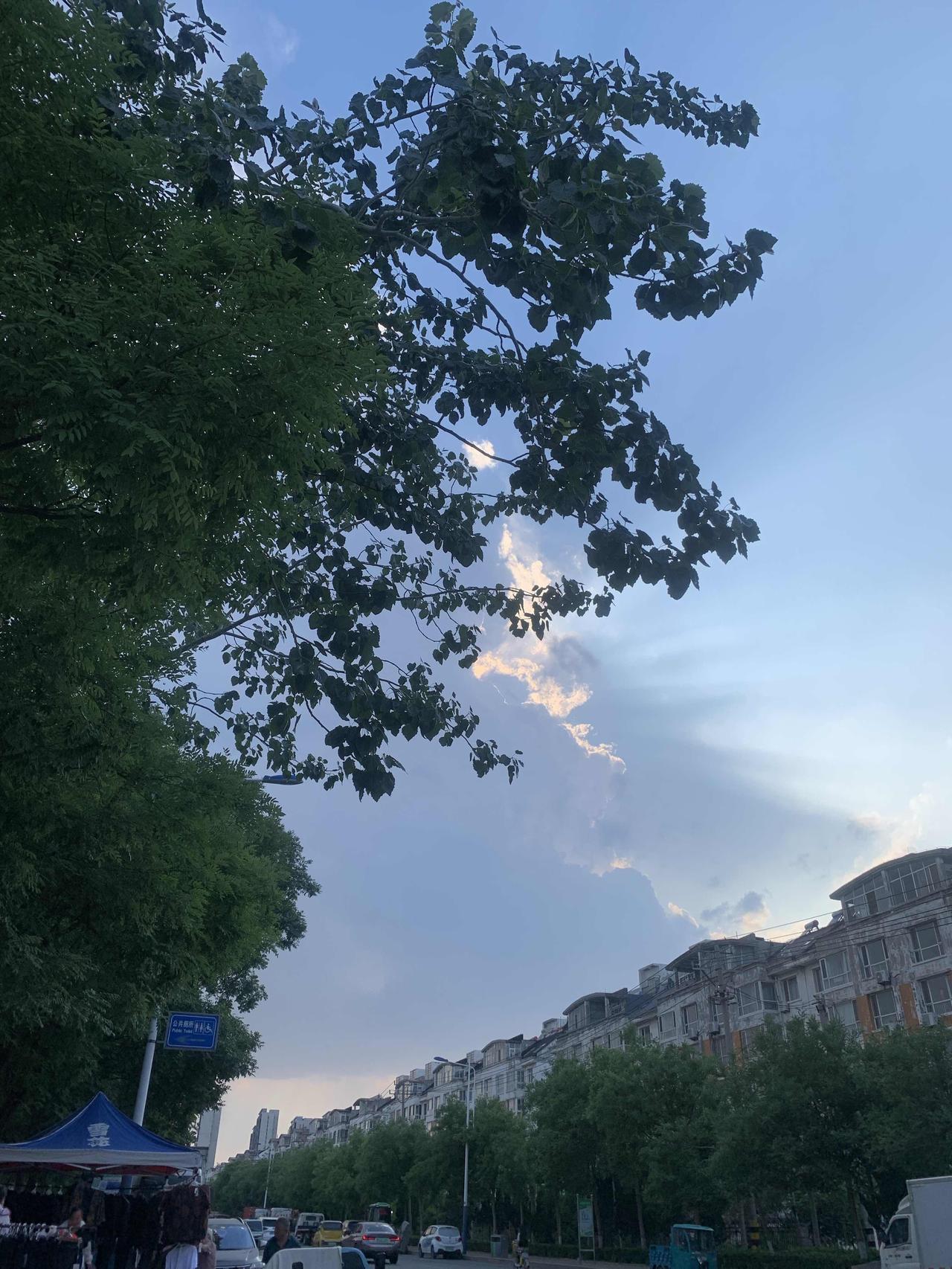 这是我拍下的当地17点的天空。
太阳渐渐被云层覆盖，大地变得稍显暗淡，给人一种静