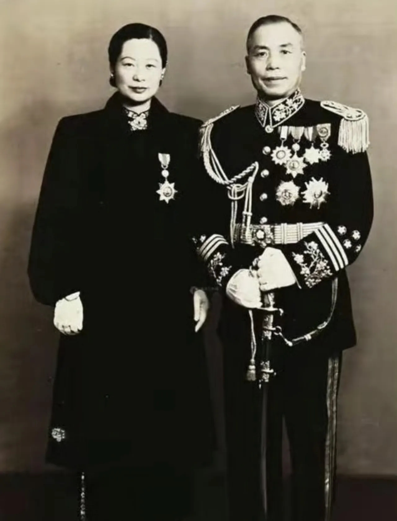 好多人瞎猜李宗仁当年回国是在美国混不下去了，纯属扯淡。他当年以国民政府代总统身份