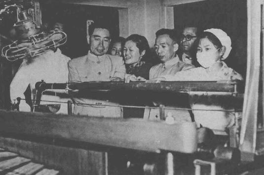 1955年，周恩来视察北京第一棉纺厂