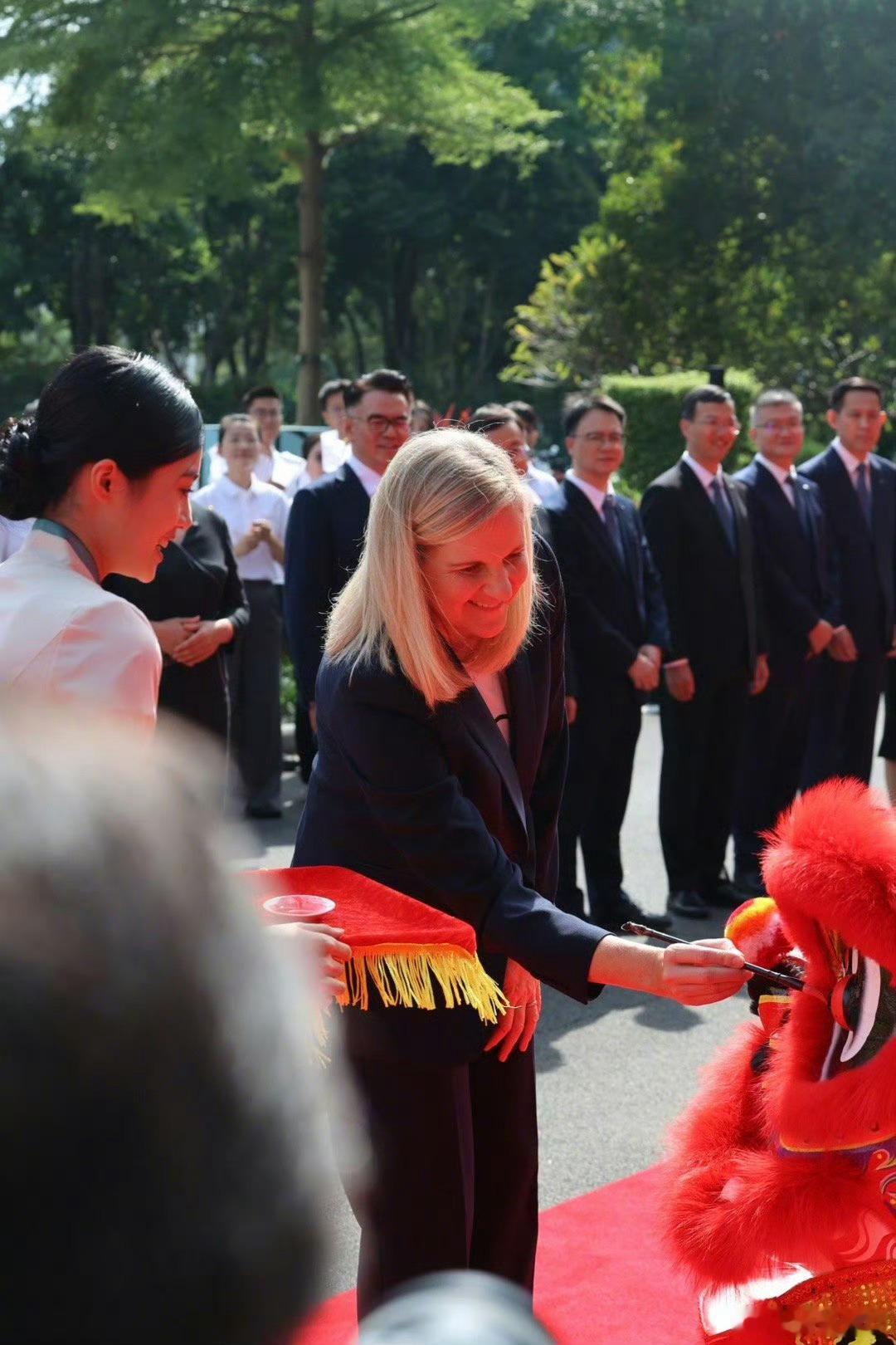 考文垂大湾区之行开启文化体育交流新篇！深圳醒狮互动，她亲身体验醒狮的威武，感受传