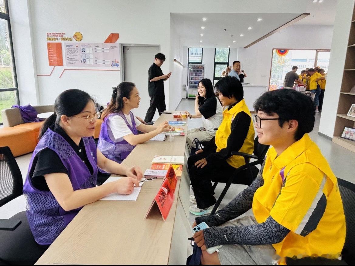 台州白大褂联手蓝马甲把养老服务拉满了三门六敖卫生院联动网格队伍下沉三核村，医保签