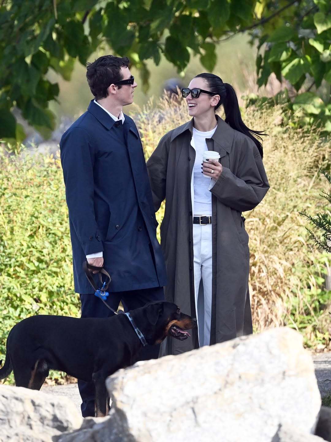 穿风衣的最美异性恋啪姐Dua Lipa与卡哥Callum Turner带着他们的