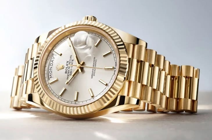 瑞士亿万富翁向美国总统赠送金劳力士座钟与金条，引发舆论质疑外交政策被私人利益影响