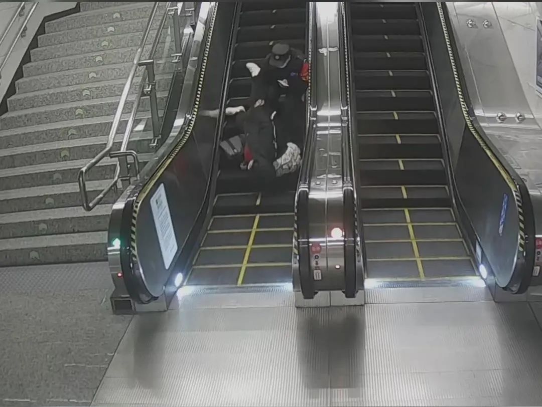 【男子电梯扶人受伤要求赔偿被拒？法院：适当补偿】近日，重庆市南岸区人民法院审结了