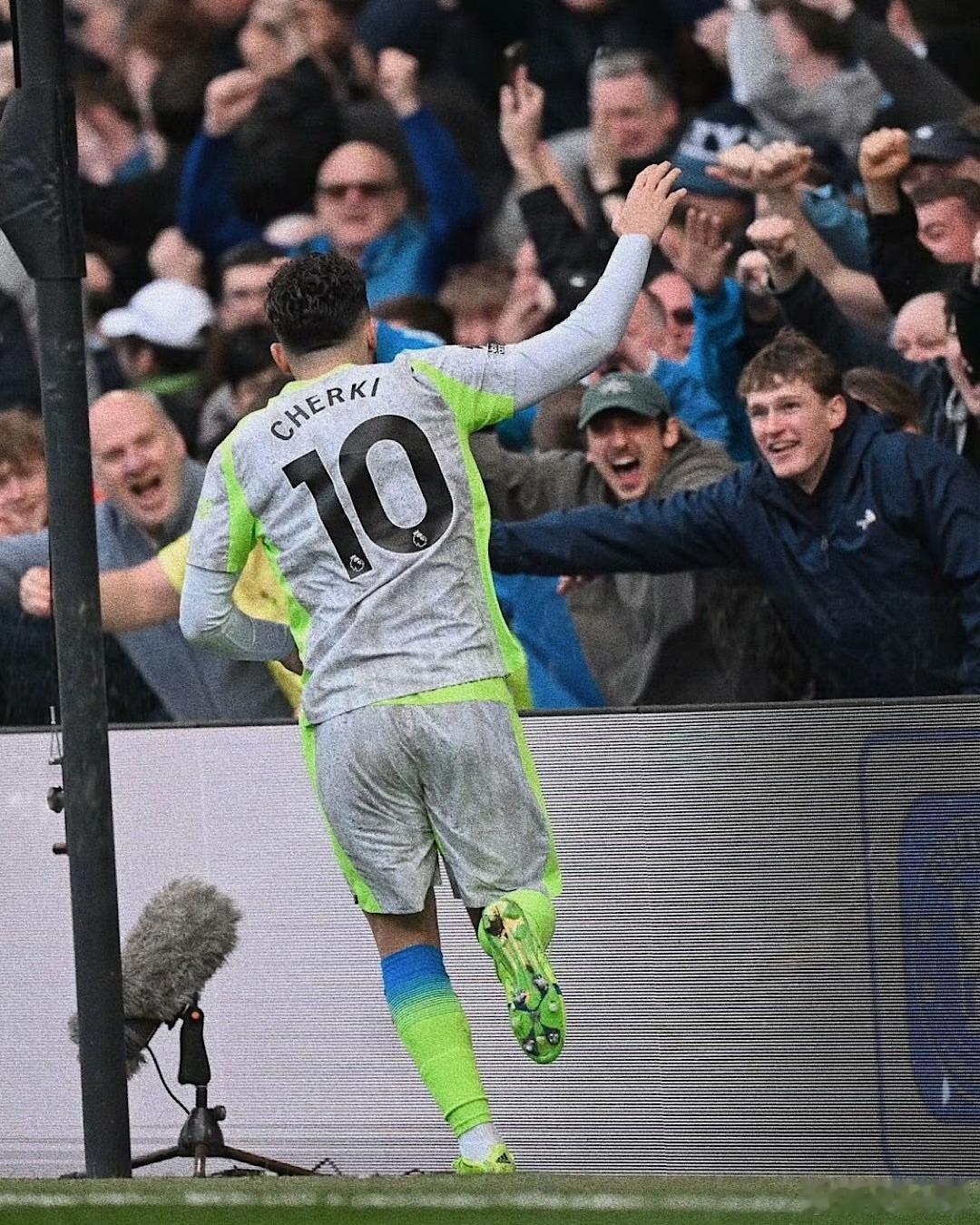 9球13助攻！曼城3600万欧签下中场新核，新德布劳内身价暴涨英超第32轮，曼城