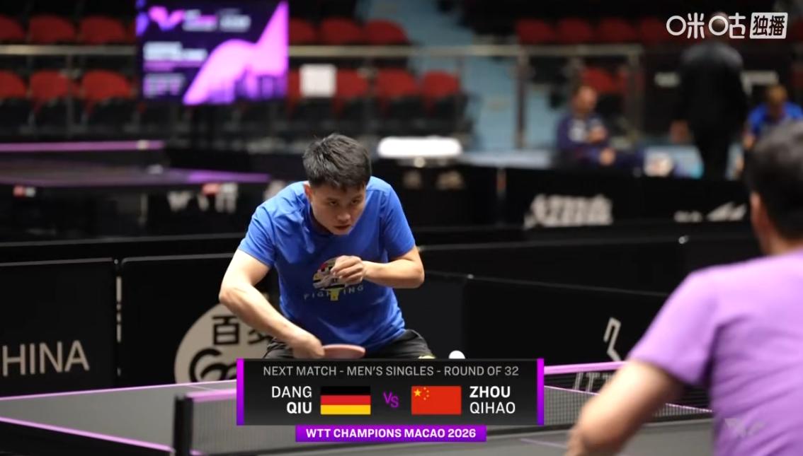 陈幸同3-0拿下米特勒姆的时候，周启豪则是在后台抓紧时间热身，
给启豪做陪练的是