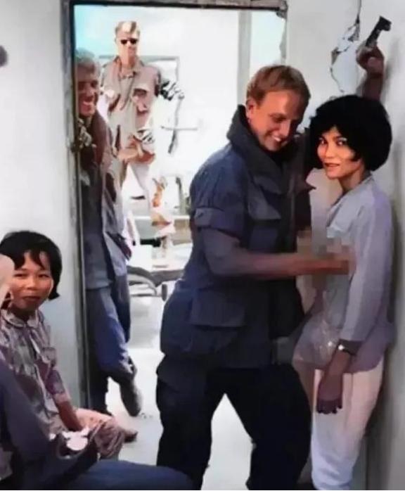 1969年，越南西贡，一个满面油光的美国大兵，在众目睽睽之下，正在调戏一个骨瘦如