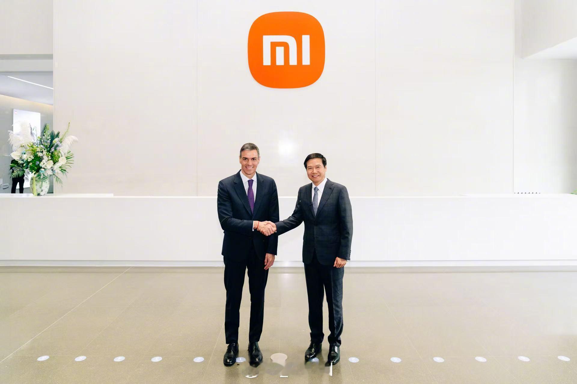 西班牙首相试坐小米汽车 西班牙首相桑切斯到访小米科技园，期间试坐小米汽车，雷总亲