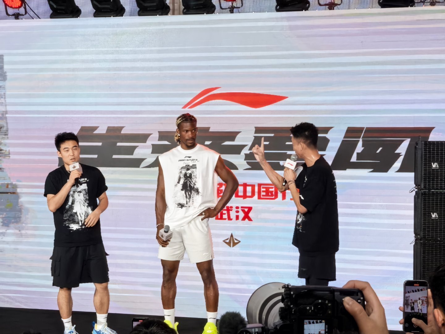 巴特勒与韩曙光在武汉李宁活动现场同台出现生来要闯李宁巴特勒中国行 ​​​