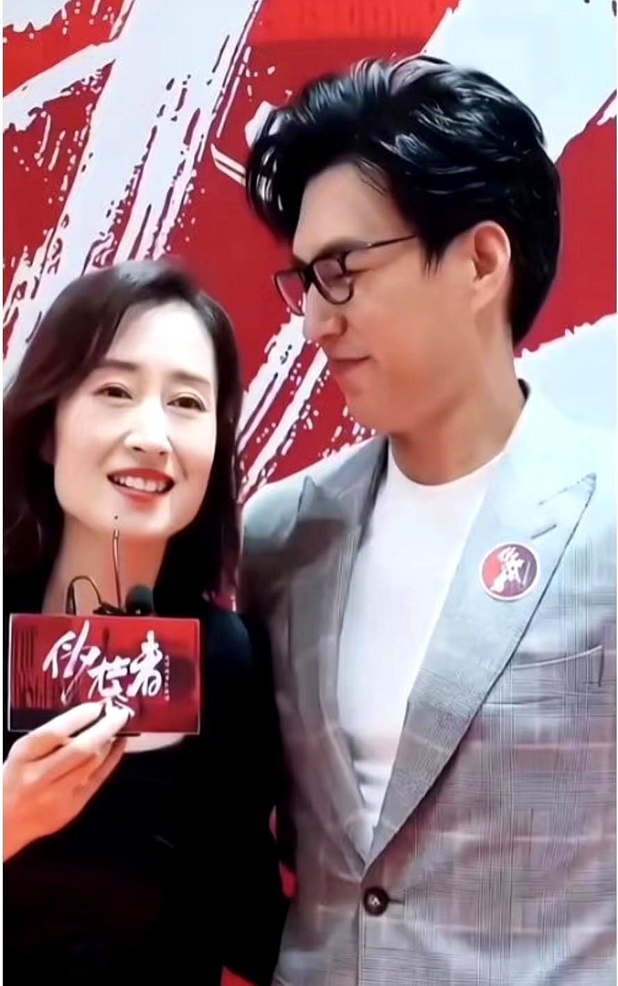 刘敏涛那会儿没人找她拍戏，离婚后一个人扛着，心里苦也没说。

靳东没当回事，直接