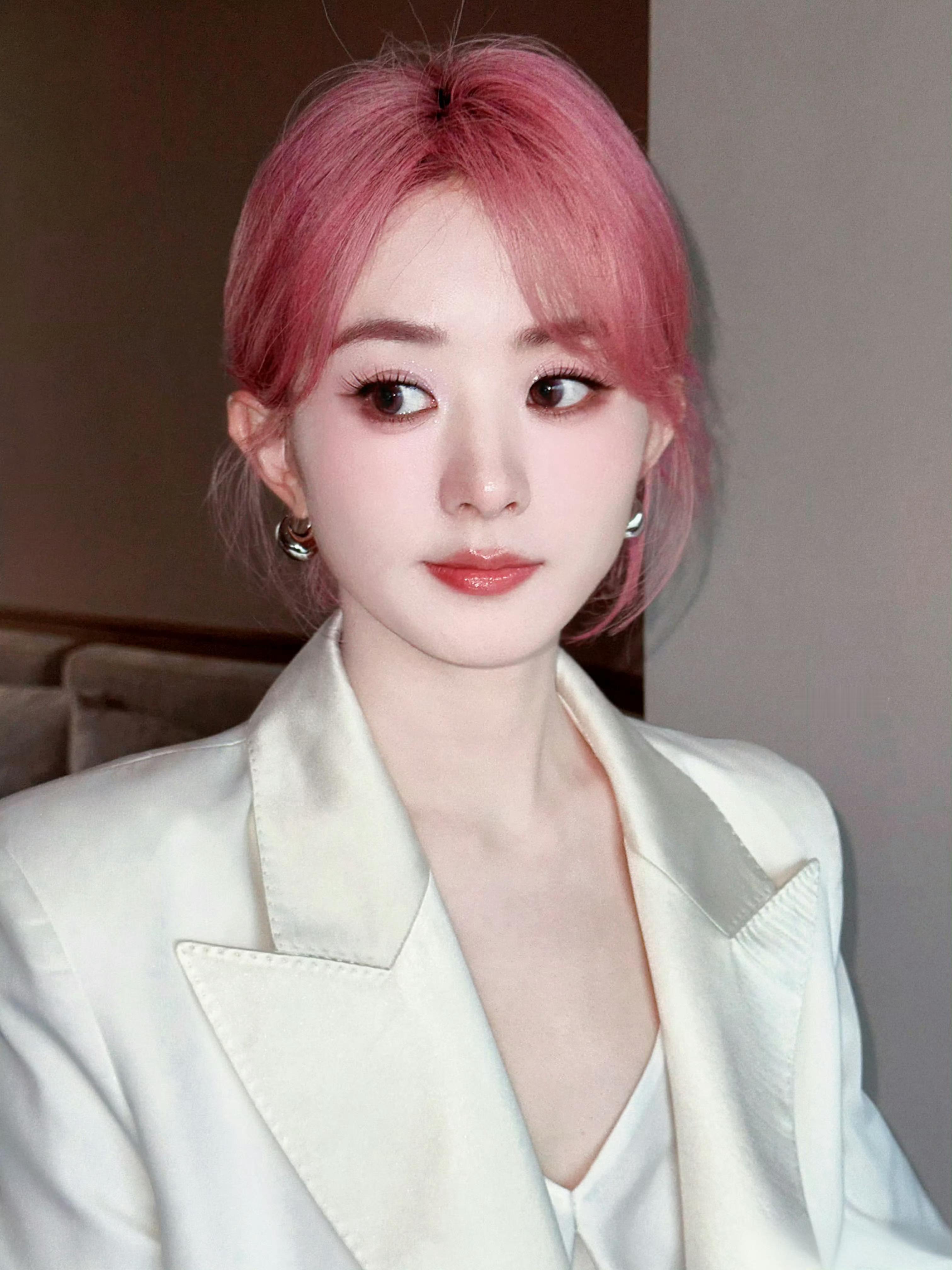 赵丽颖粉发白裙赵丽颖说换发色是换个心情 赵丽颖：重生之我在女团当idol 💓?