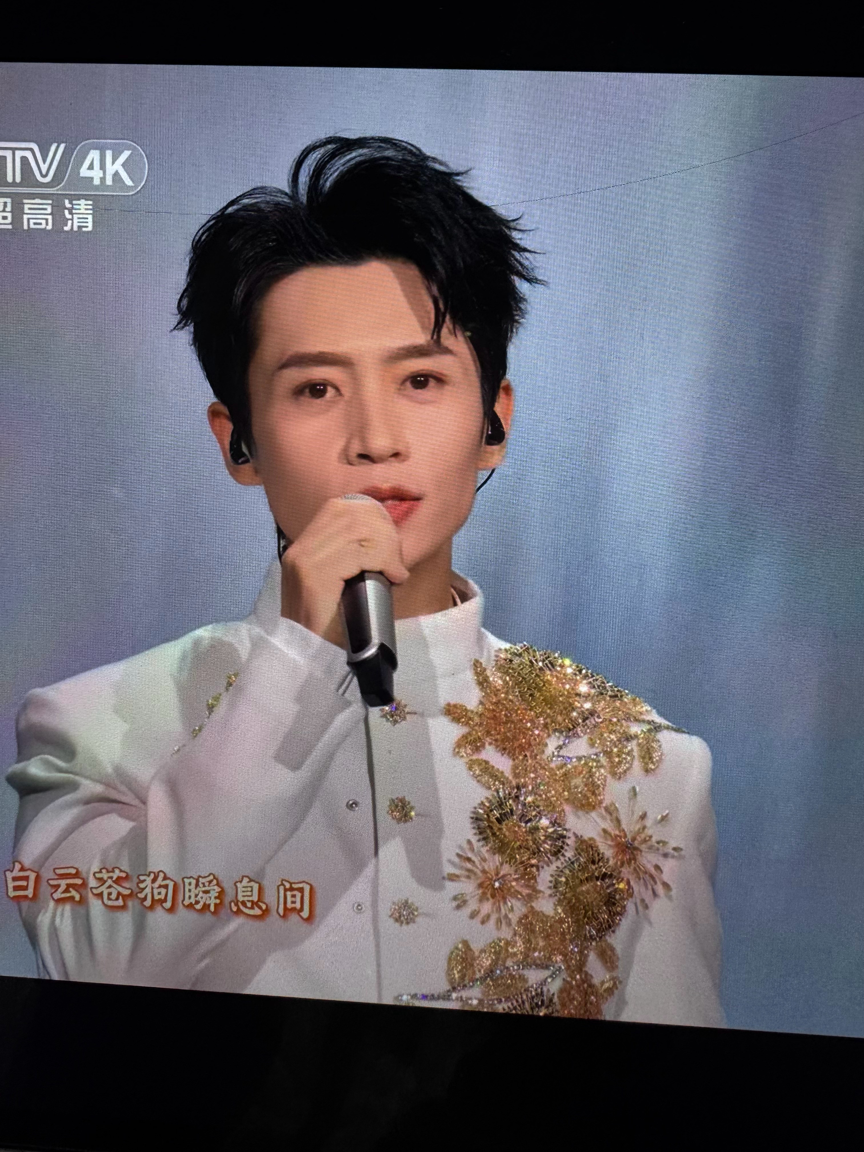 春晚段子大考春晚我记得我小学的时候这哥就长这样咋这么多年了魏晨状态还是这么好啊 