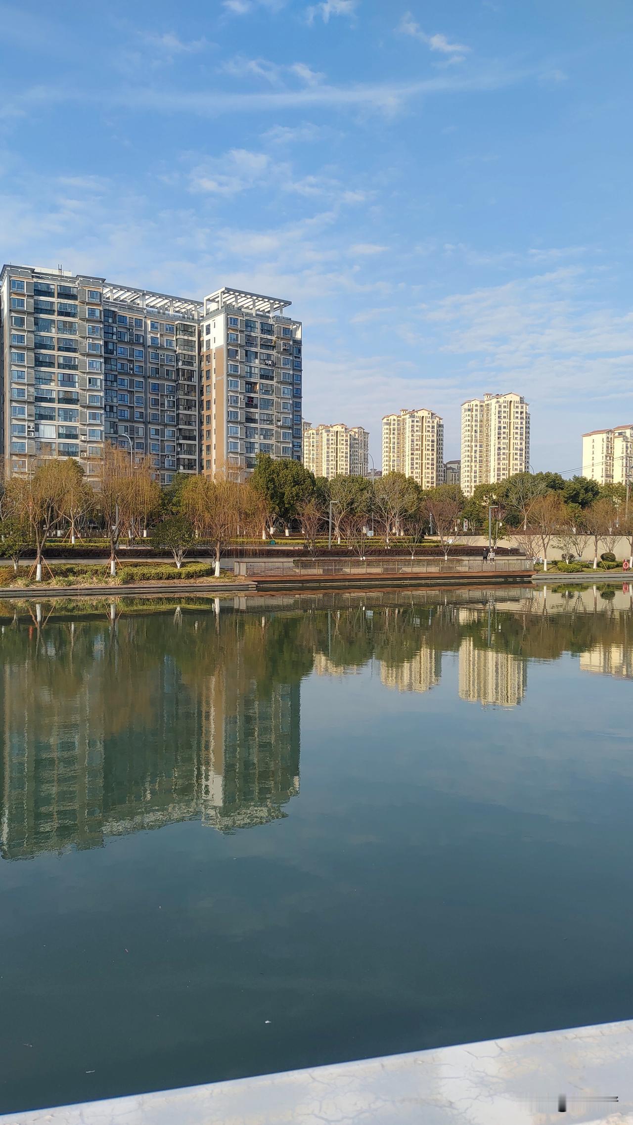下了一天的小雨，气温有点低，下的雨不大，这些钓鱼佬一个也看不到，可能小鱼也怕冷吧