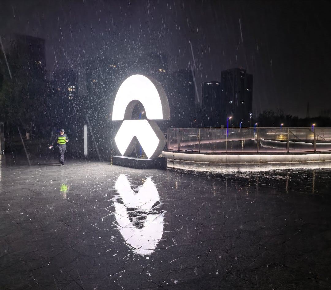 蔚来 那个男人他来了！今天是蔚来ES9 技术发布会，全程都是硬核干货，各位，别走