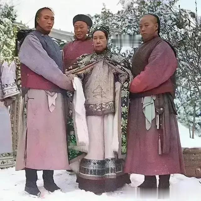 这张照片是一张拍摄于1903年的老照片，展示了慈禧太后在颐和园赏雪的场景。这可不