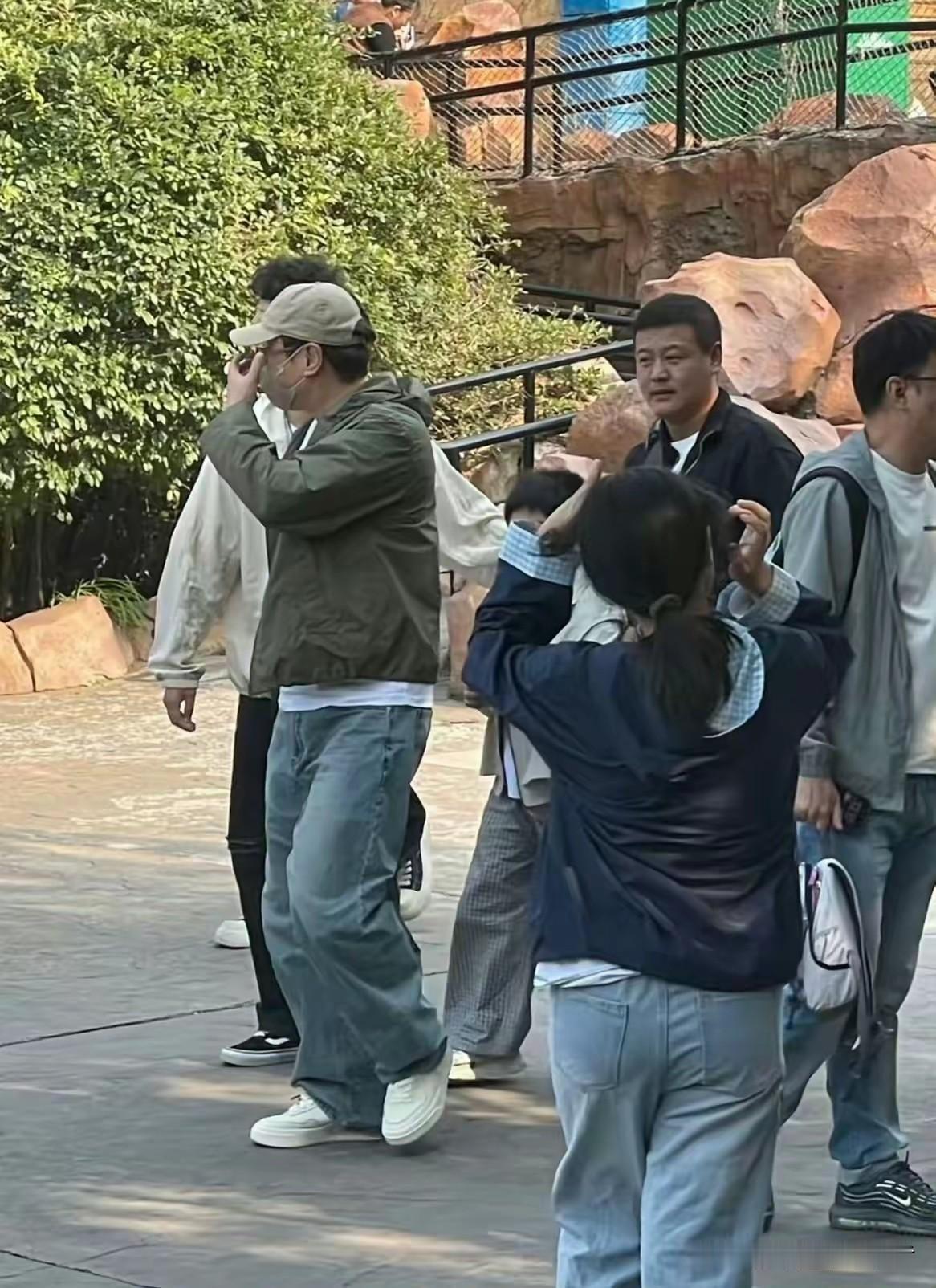 沈腾带着妻子儿子游乐场游玩，太有爱了，沈腾一家也是接地气，和粉丝打招呼，乐呵呵的