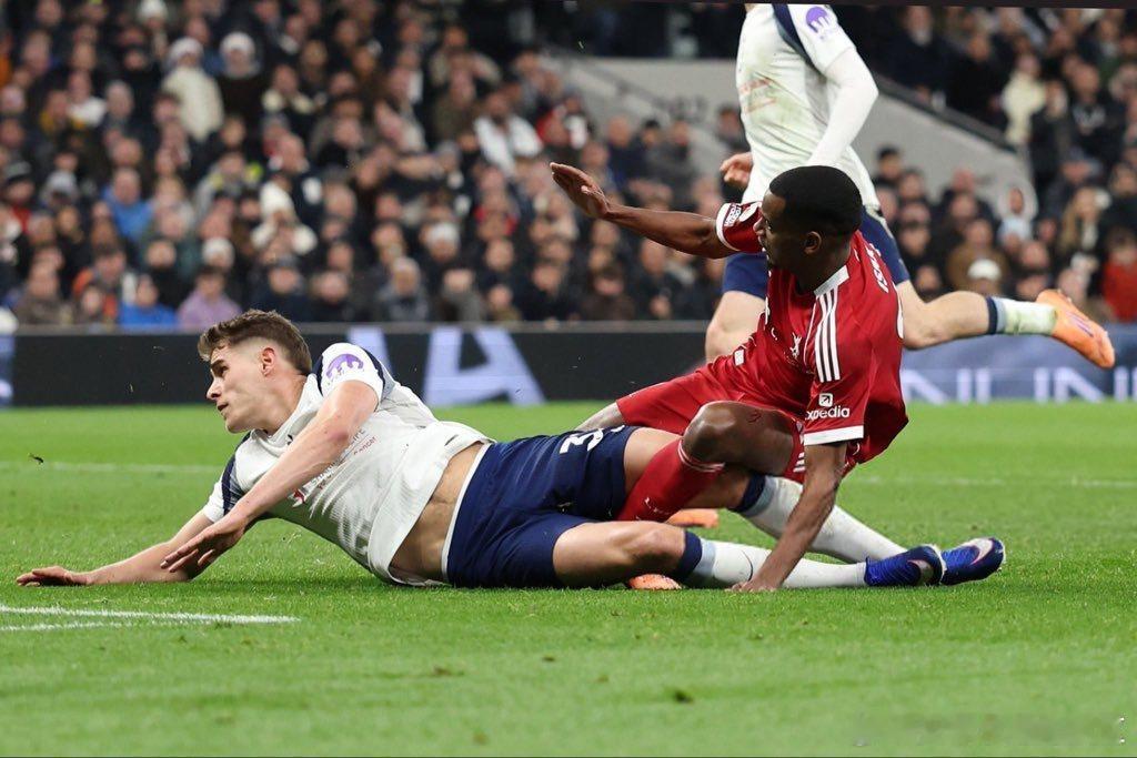 希望没事吧，斯洛特赛后说他也没什么关于伊萨克的最新消息。看着是反关节了，只能希望