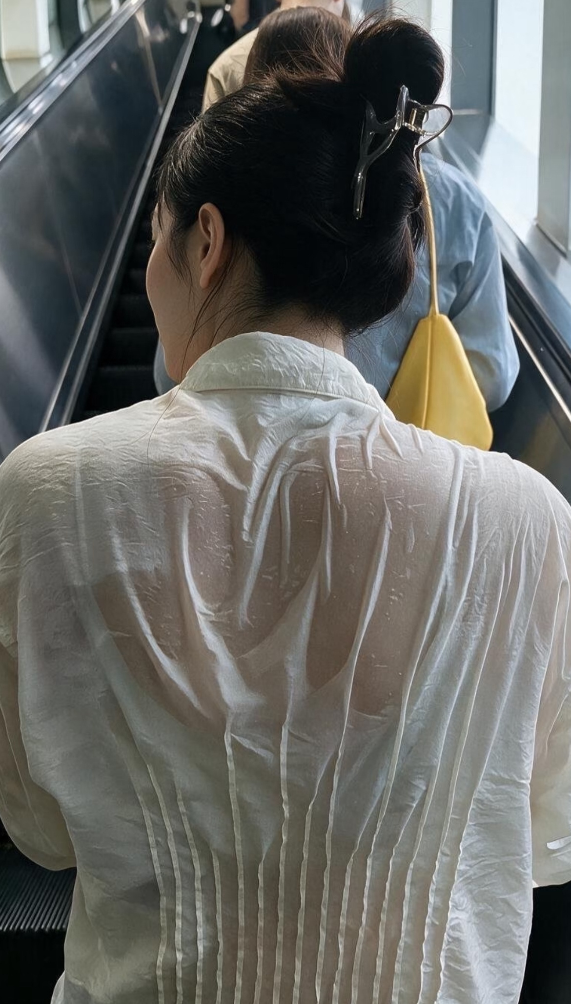 这天气出门真的要带伞才行，刚刚出门忘记带伞了，走了半路就下大雨了，真的全身淋湿了