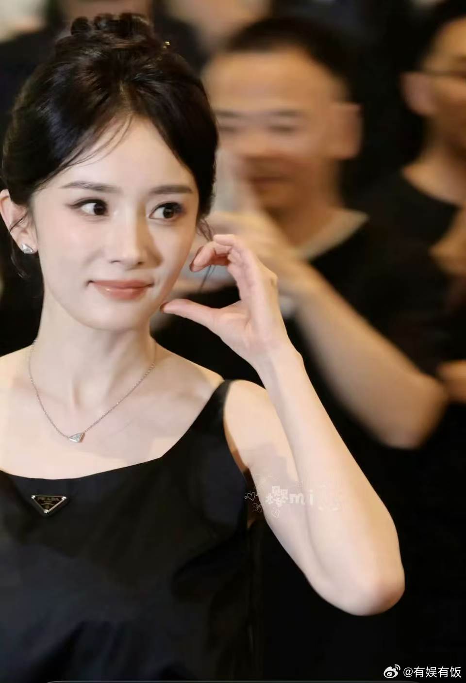 杨幂对粉丝脸颊比心杨幂脸颊比心饭撒杨幂对粉丝脸颊比心饭撒❤️，
