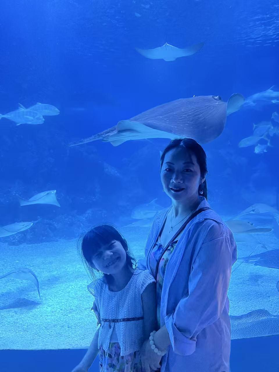 游海洋馆
 段海涛
 
七月炎天暑气浓，
暂抛尘俗觅清踪。
一馆幽境藏沧海，
几