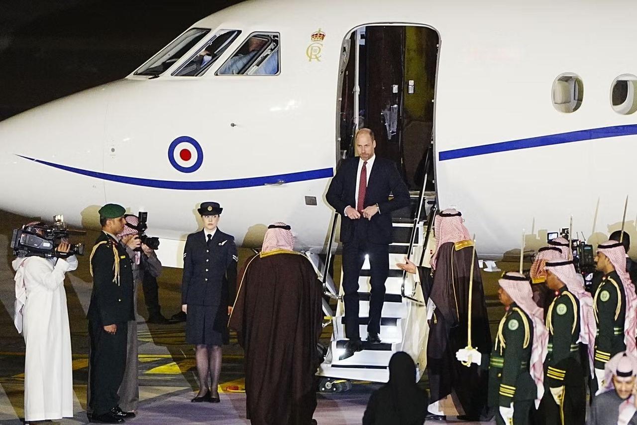 威廉王子访问沙特阿拉伯利雅得，开启为期3天的海外之旅，凯瑟琳王妃并未同行。
中东