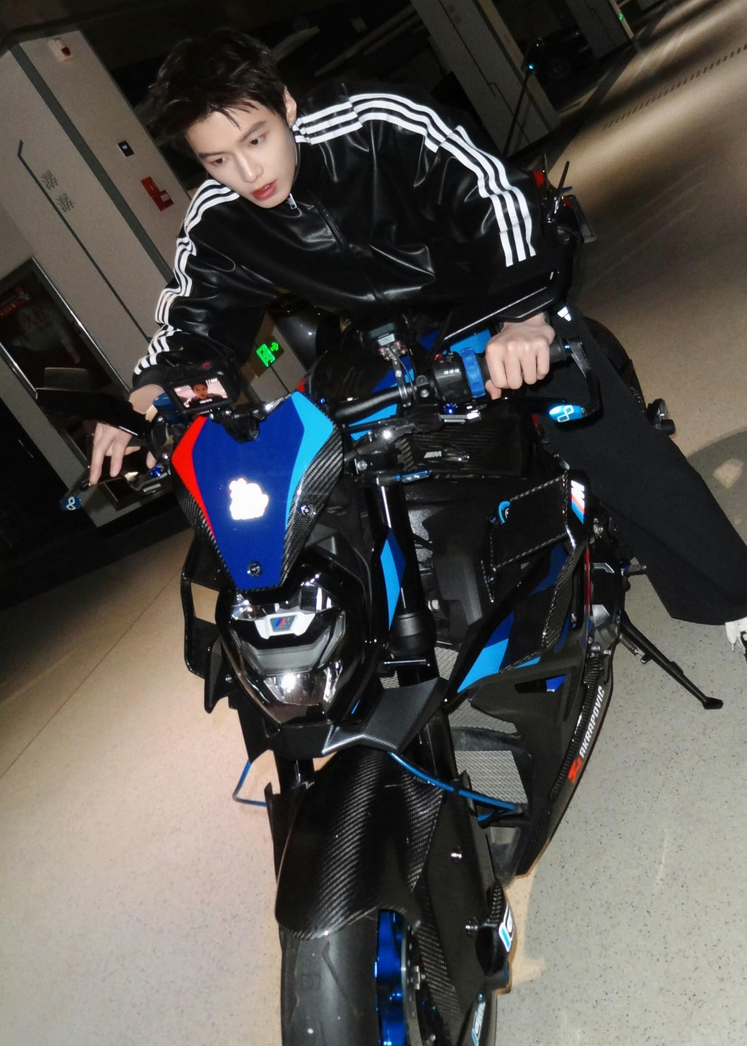 今日份阿迪机车男✖️何与 🏍️ 📷 风格大赏