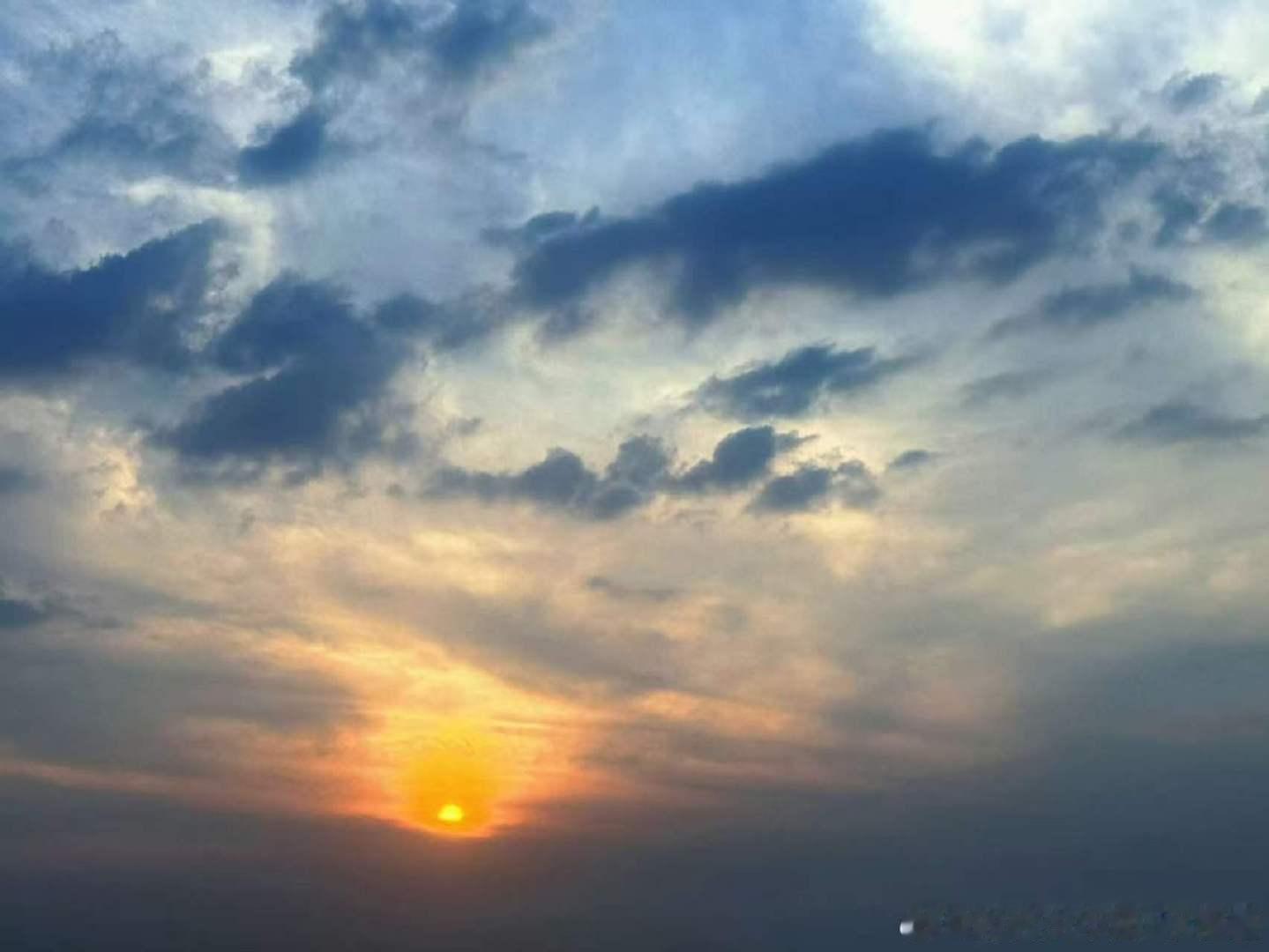 丁程鑫素颜怼脸自拍丁程鑫分享落日 门内丁程鑫窗外落日 