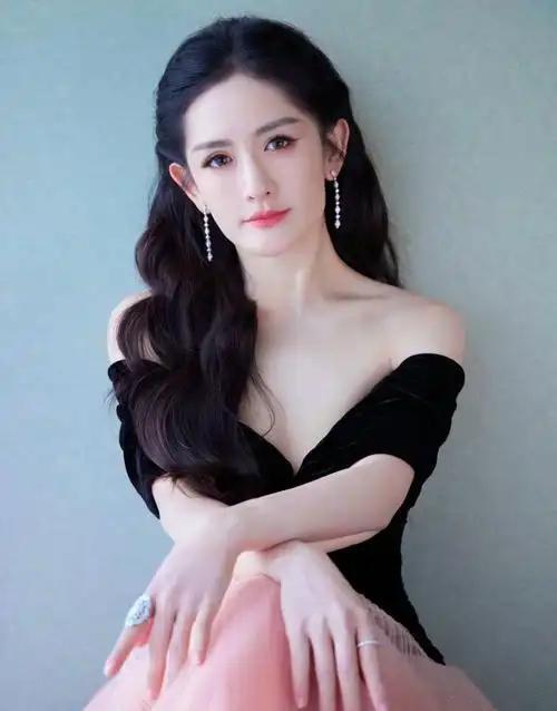 44岁的谢娜这次真的又出圈了
一觉醒来，朋友圈
热搜全在讨论她主持
鸿蒙星光盛典