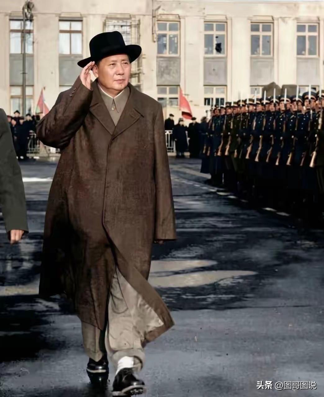 龙骧虎步，眼神坚定，尽显大国领袖风采，即使身处异国他乡，一代伟人气定神闲！[玫瑰