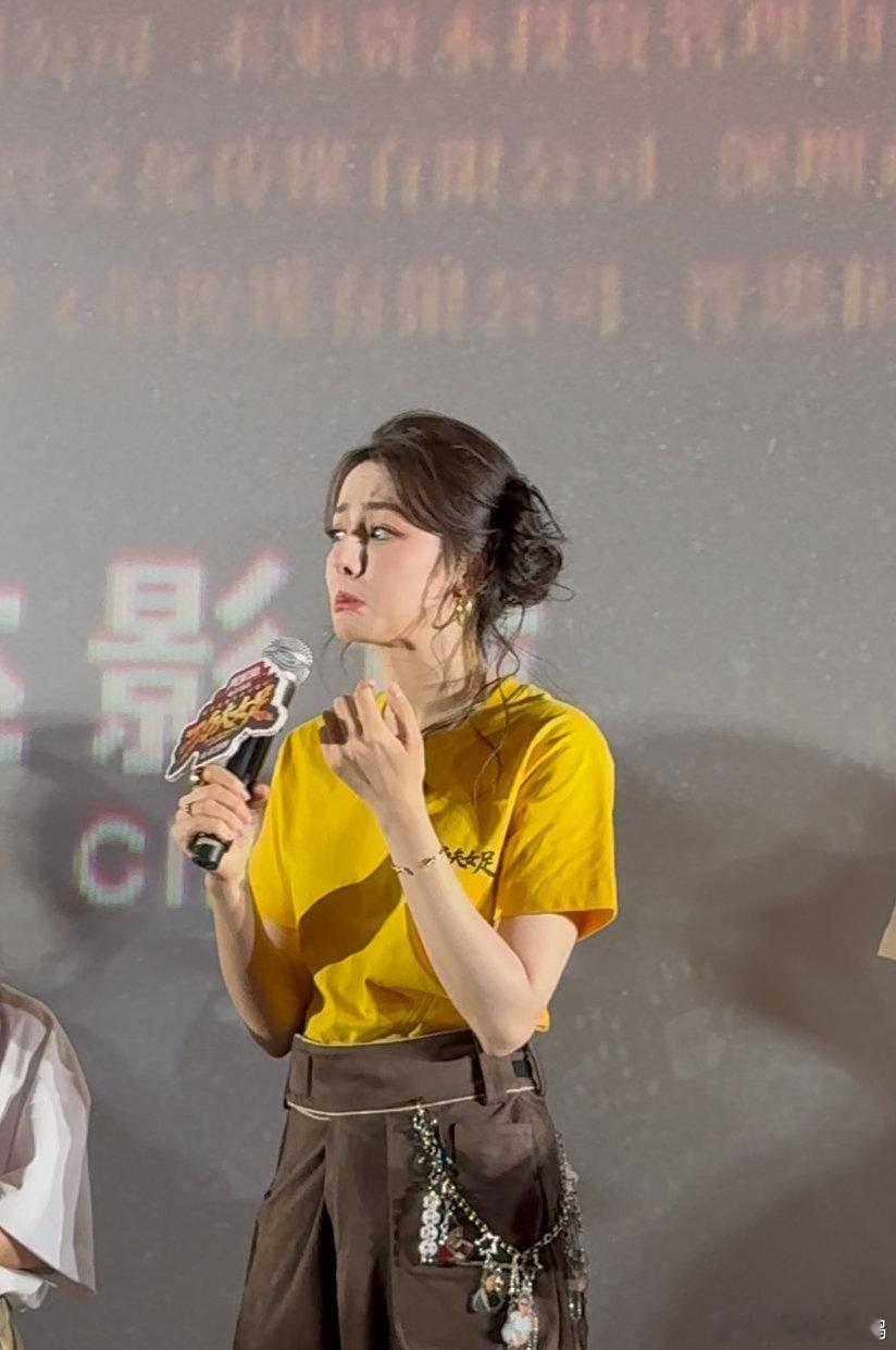 周星驰热巴还原钰珑走路名场面 《功夫女足》路演高能时刻！星爷、迪丽热巴联手还原钰