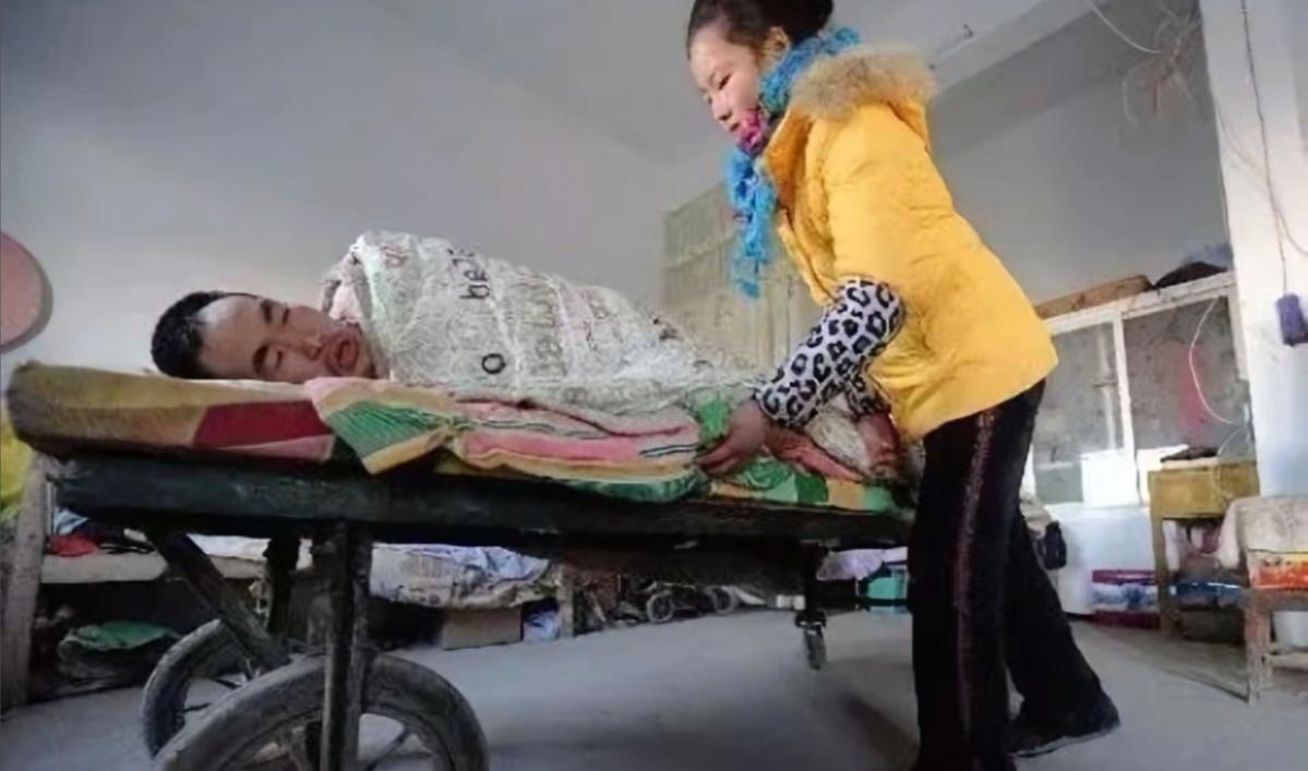 妻子抛家弃夫，6岁黄凤撑起家，拉车500公里救父改写命运！

安徽有个叫黄凤的姑