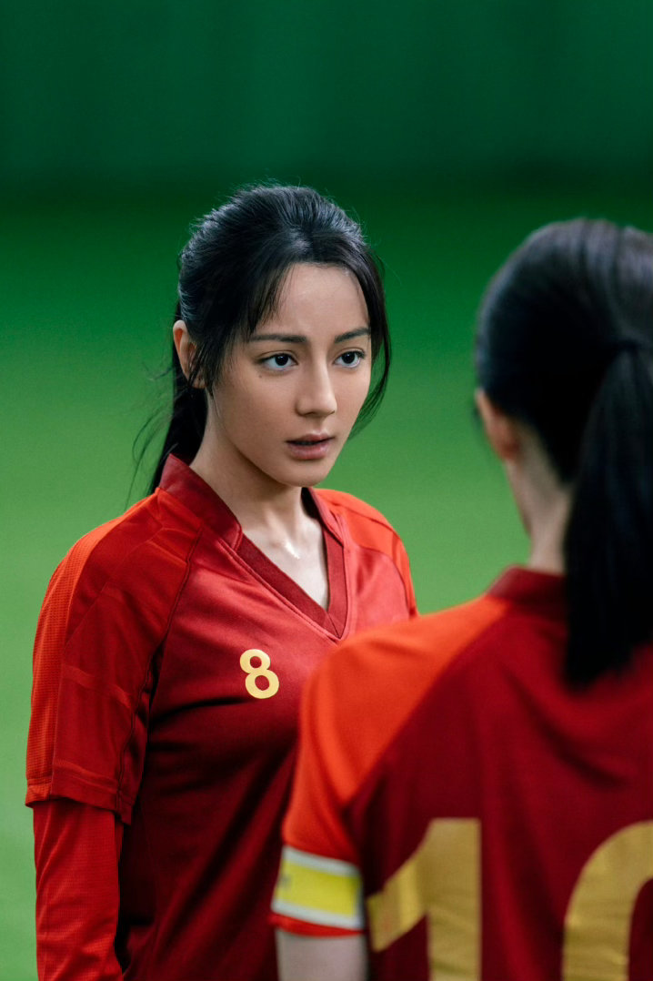 迪丽热巴到杭州了迪丽热巴穿了功夫女足队服奔赴杭州开启《功夫女足》线下行程，女足元