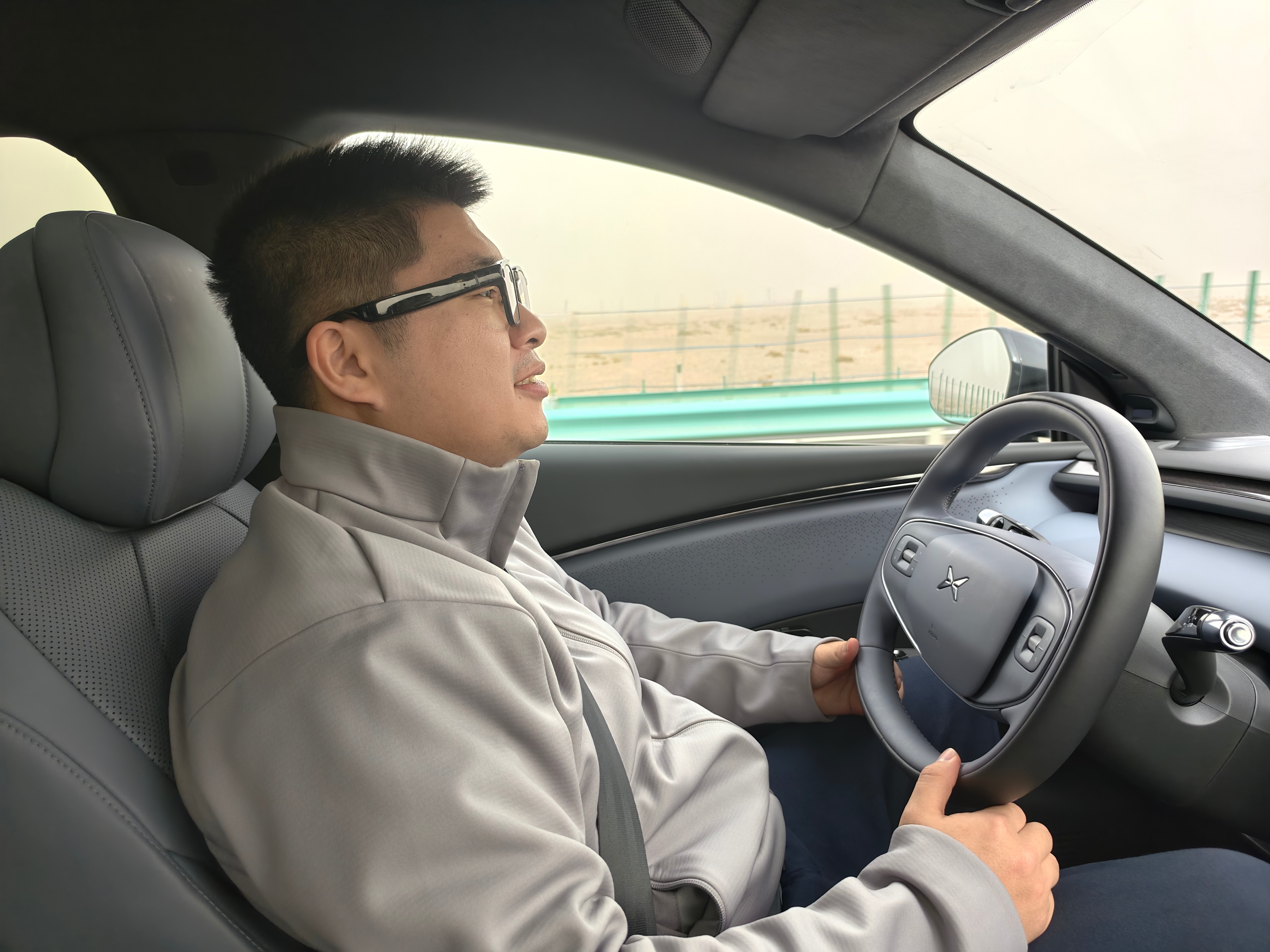 刚刚交警放行，继续出发了。但因为能见度还是很低，大家默契打开雾灯，彼此相隔很远，