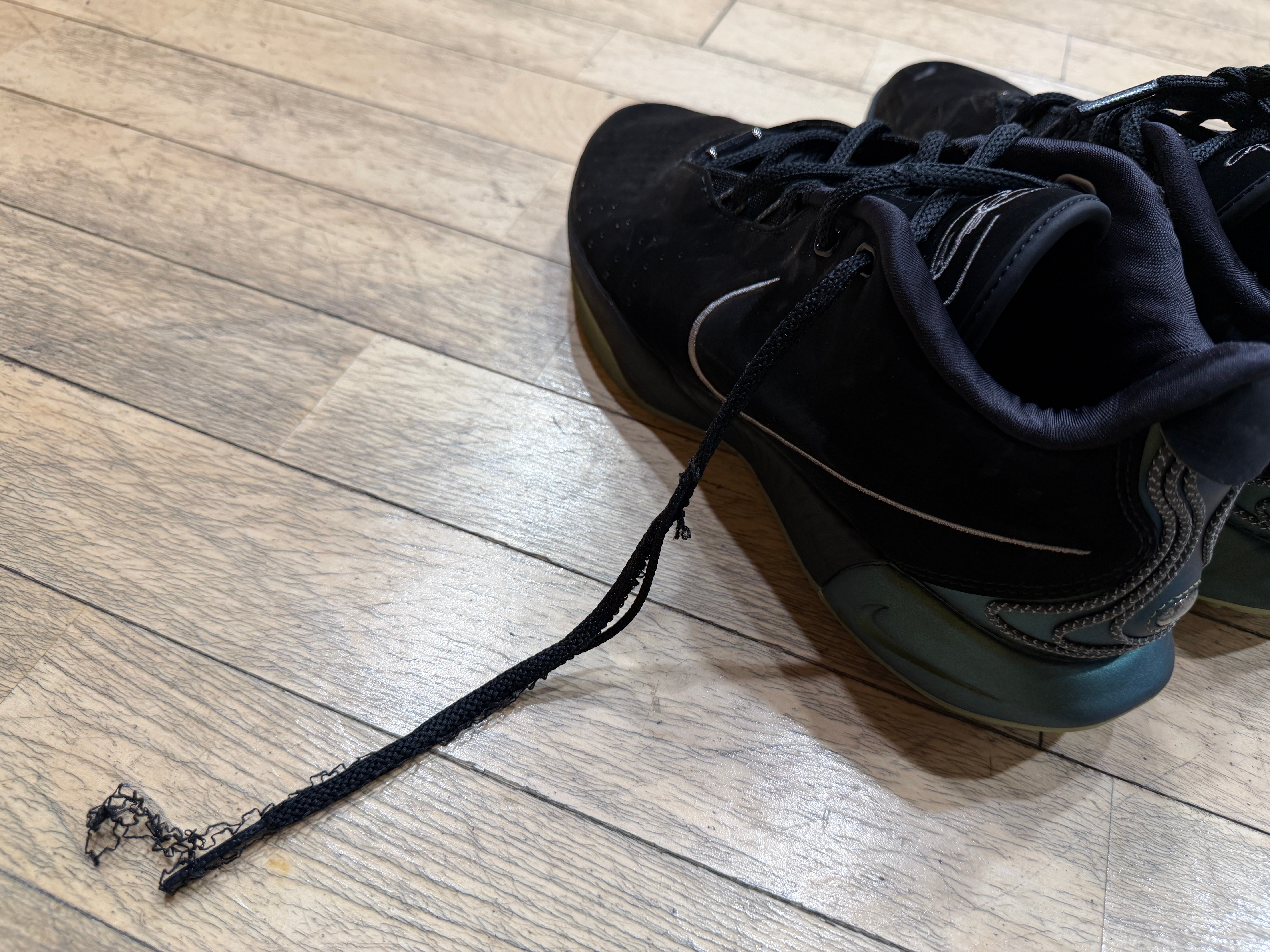 我就没想明白，好端端的一双Nike，怎么鞋带会烂成这样？同款鞋带去哪里配啊？ 