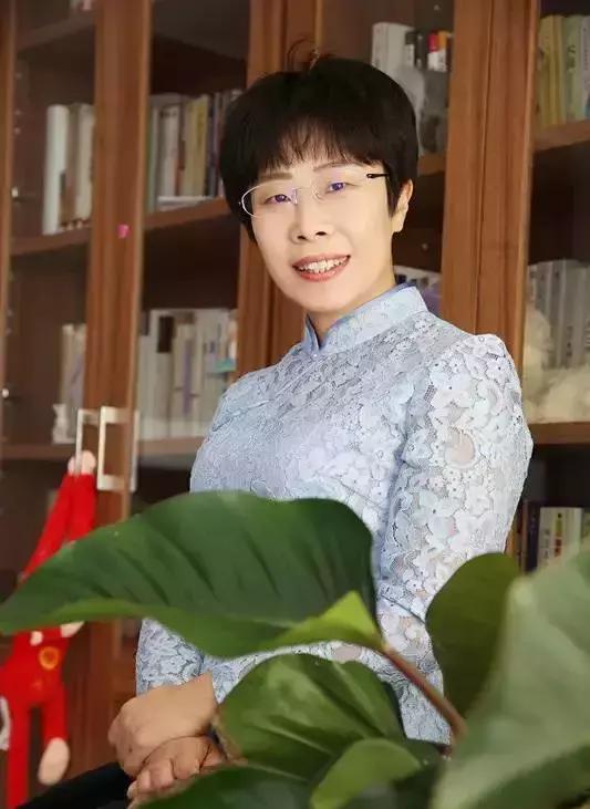 2019年，父母为44岁的蒙曼公开征婚，不要房车、不要学历、不看相貌，只要一个条