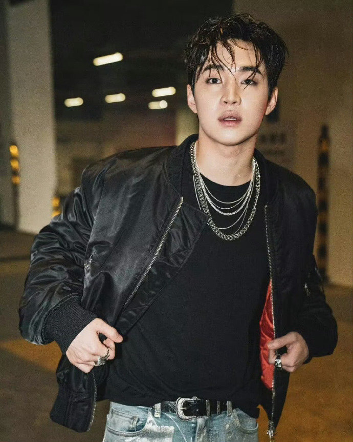 刘宪华半裸身材Henry肌肉是男人最好的医美世巡现场大屏放出刘宪华半裸画面，匀称