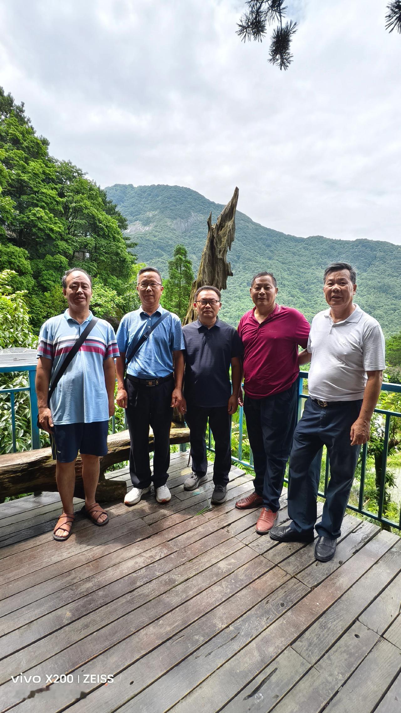 户外兄弟合影 户外游山玩水亲近大自然 元宝山 山楂团队