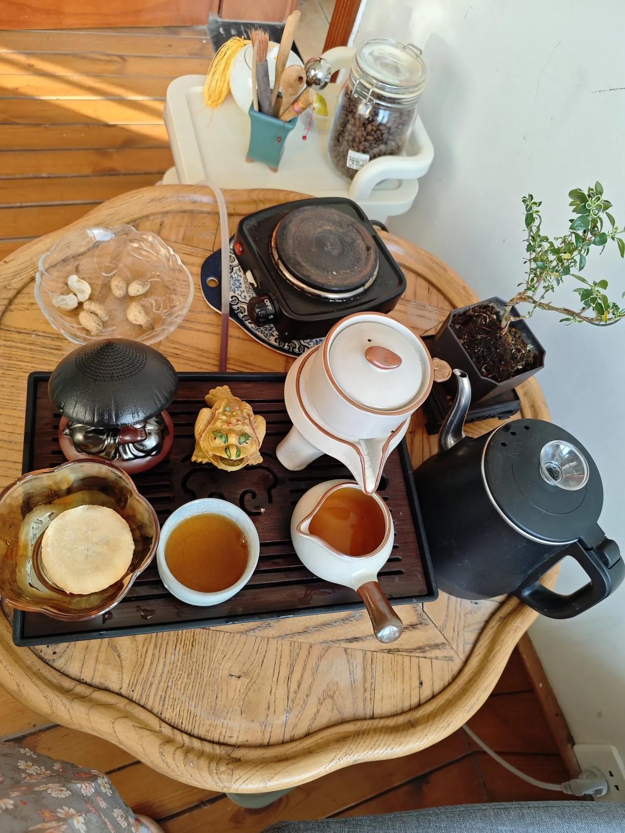 最近不知怎么回事，早上起来，我先去茶室泡上一壶茶。听着音乐，配着小点心，喝一会茶